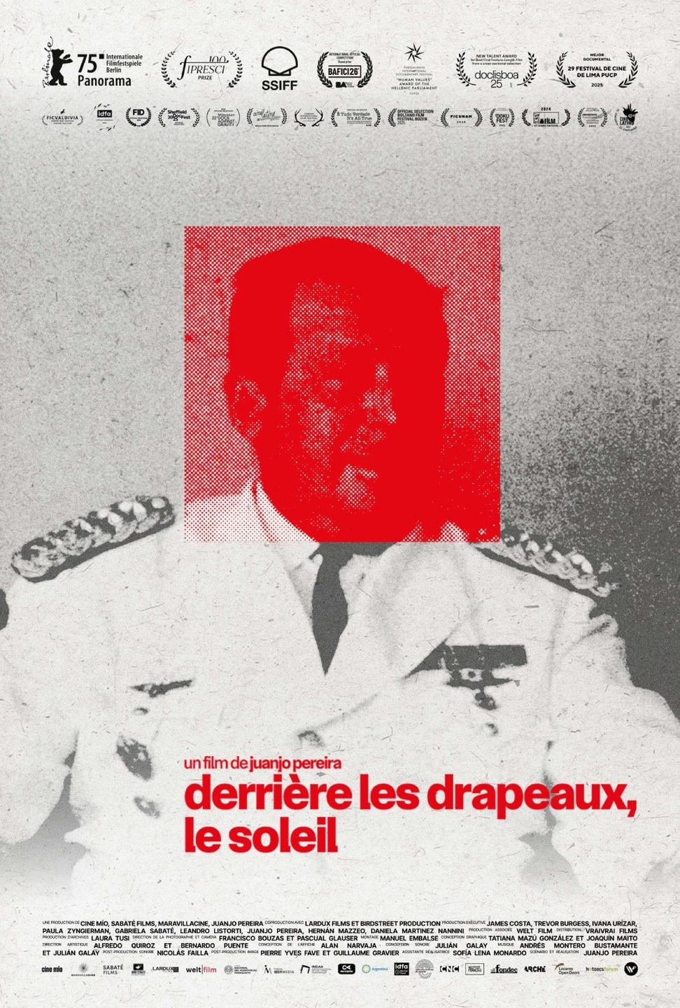 Affiche film Derrière les drapeaux, le soleil